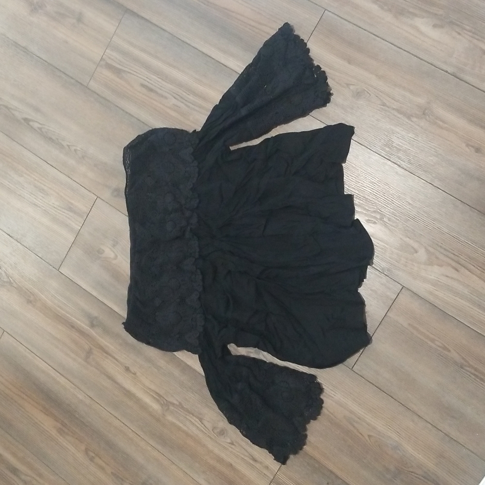Chloah Off-the-Shoulder Black Top medium